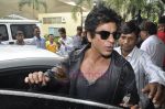 Shahrukh Khan & family return from london in Mumbai Airport  on 14th July 2011 (32).JPG